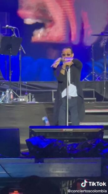 Marc Anthony recibe botellazo en pleno concierto 