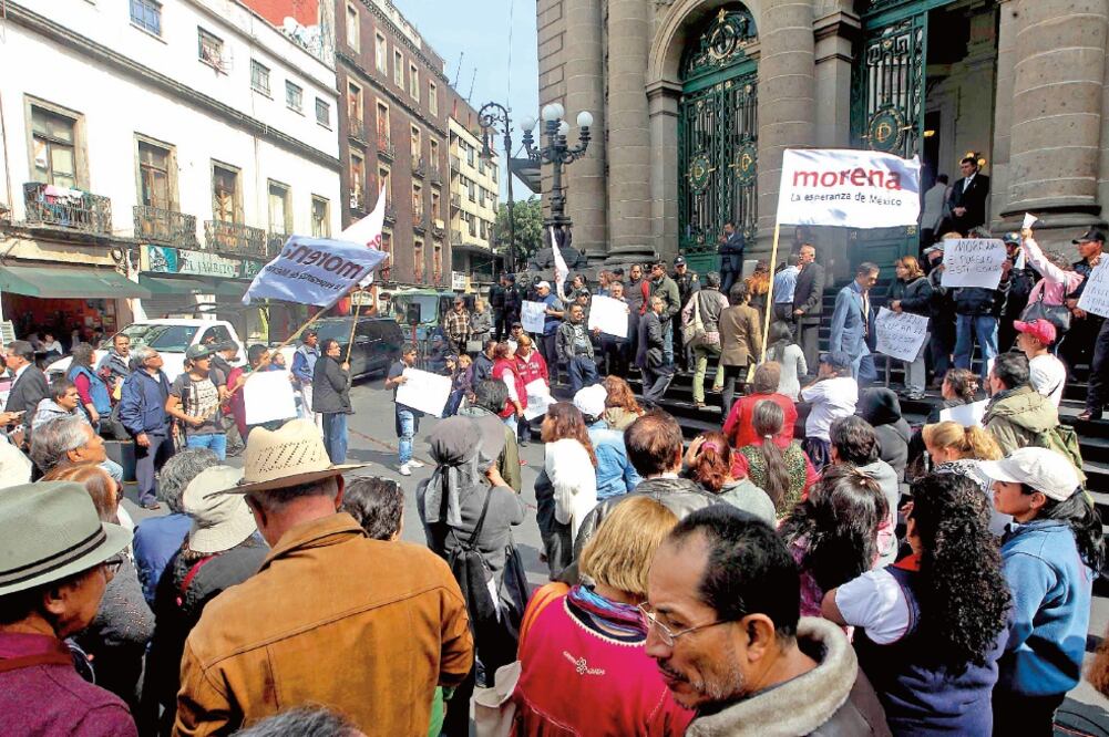 En un mitin en Donceles, que encabezó el nuevo presidente de Morena en el DF, Martí Batres, los diputados informaron a sus simpatizantes la decisión que tomaron para pelear por la presidencia de más comisiones ordinarias (FERNANDO RAMÍREZ. EL UNIVERSAL)