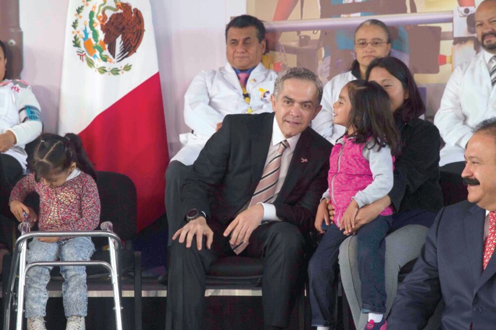 Miguel Ángel Mancera, jefe de Gobierno de la CDMX, firmó un convenio con la Fundación Teletón para que los niños que padezcan alguna discapacidad puedan ir a los centros de rehabilitación (MOISÉS PABLO. CUARTOSCURO)
