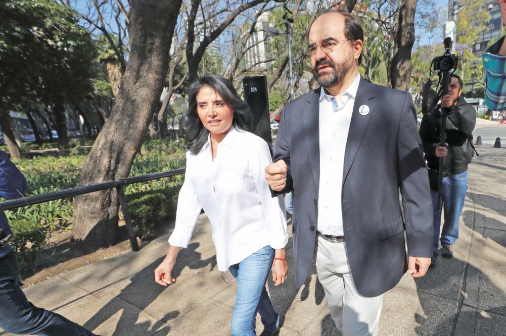 Barrales anunció que Álvarez Icaza se sumará a su equipo de campaña a fin de crear una agenda de nuevos derechos en la Ciudad. Foto: IRVIN OLIVARES. EL UNIVERSAL