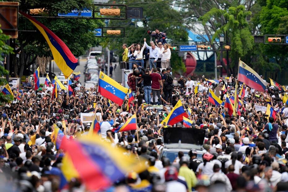 La líder opositora María Corina Machado y el candidato opositor Edmundo González suben a un camión durante una protesta contra los resultados oficiales de las elecciones que declaran ganador al presidente Nicolás Maduro en Caracas. MATIAS DELACROIX. AP