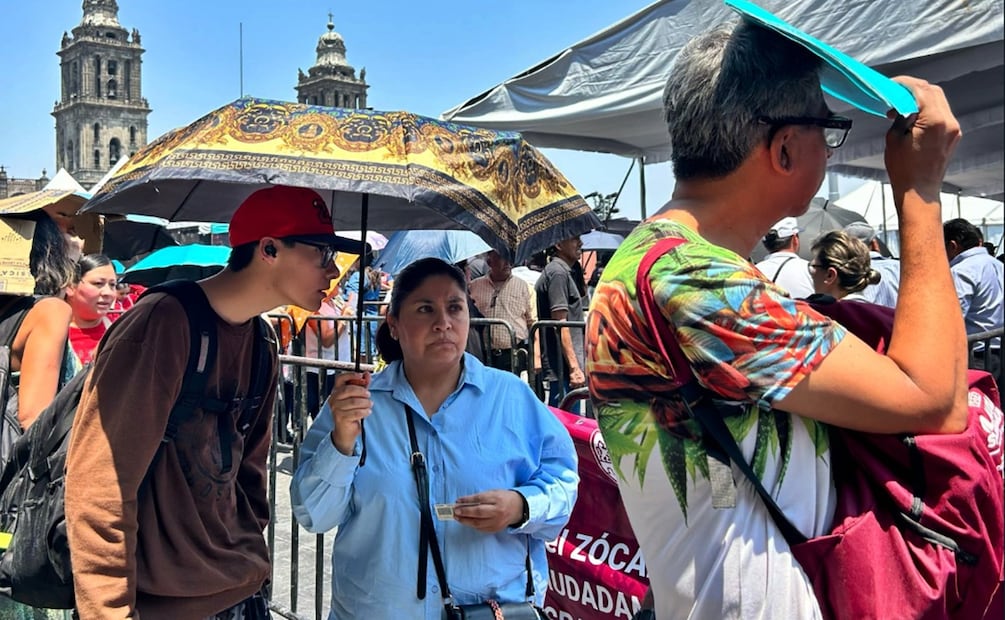 Capitalinos se cubren del sol en la Ciudad de México, el 1 de abril de 2025. La SGIRPC activó la Alerta Amarilla por pronóstico de temperaturas altas para el miércoles en ocho alcaldías de la capital. Foto: Berenice Fregoso/EL UNIVERSAL