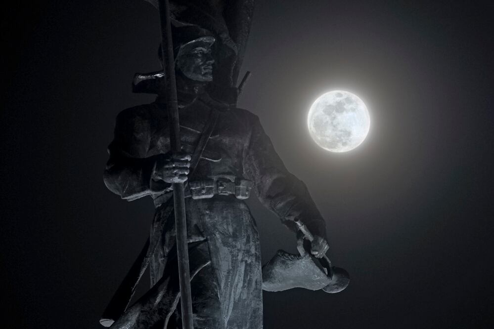 La luna llena brilla sobre un monumento dedicado a los héroes del Ejército Rojo en Vladivostok, Rusia (Foto: AP)