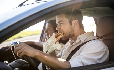 Razones por las cuales no debes comer en el coche