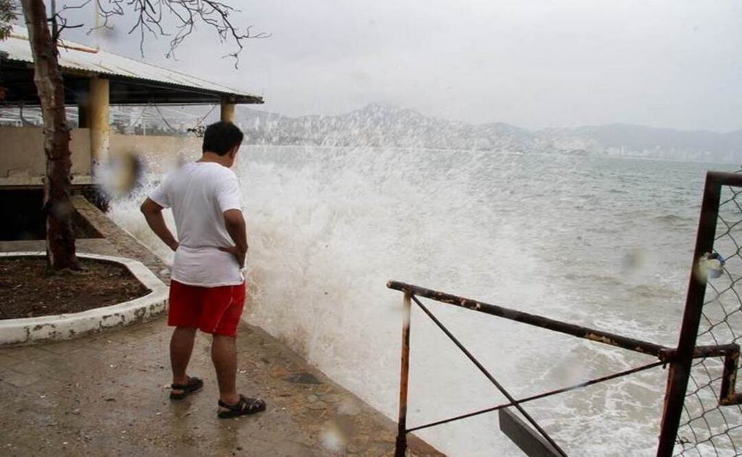 Strong winds, rain and high surf caused by hurricane Carlos. (Photo: Cuartoscuro )