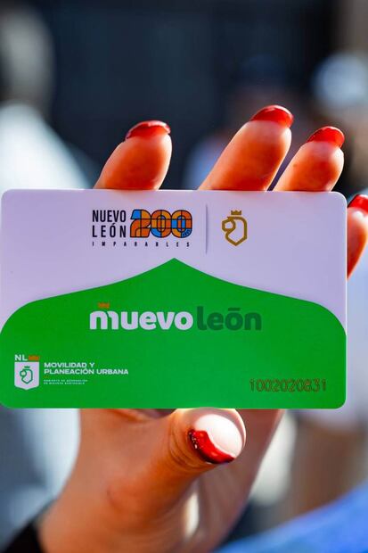 Campaña "Ayudamos a Moverte" con la entrega de tarjetas para diez viajes gratis. Foto: Especial