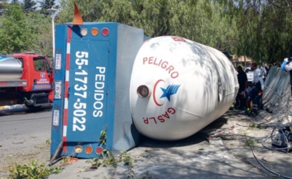 Volcadura de pipa de gas deja un muerto y un herido en Huixquilucan