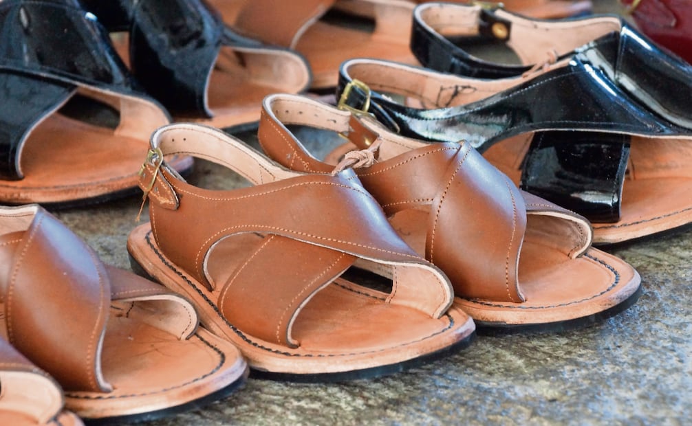 En promedio, el par de huaraches se vende en 450 pesos, pero a veces los quieren pagar hasta en 300 pesos. Foto: Edwin Hernández / EL UNIVERSAL