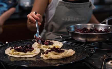 Prepara estas ricas quesadillas con jamaica