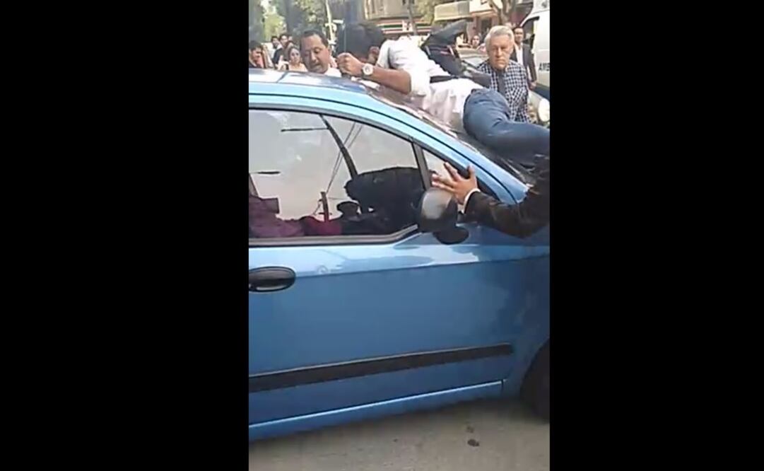 Tras el arrollamiento, transeúntes intentaron impedirle el paso a la mujer para que no huyera. En la imagen, un joven con una mochila se trepó al cofre de la unidad perteneciente a la implicada para exigirle que se detuviera. Foto: Captura de video