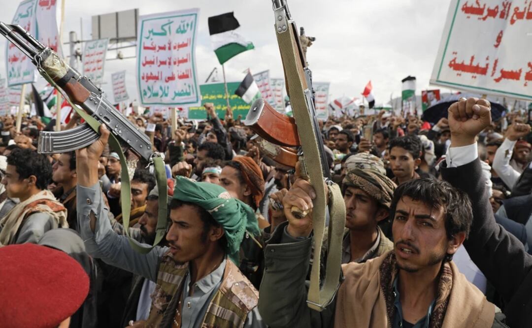 Seguidores hutíes asisten a una marcha contra ataques aéreos estadounidenses en Yemen en 2024. Foto: AP