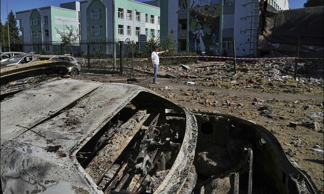 Autos dañados y edificios destruidos tras un ataque masivo con drones y misiles rusos en Kiev, Ucrania, el viernes 4 de julio de 2025. Foto: AP
