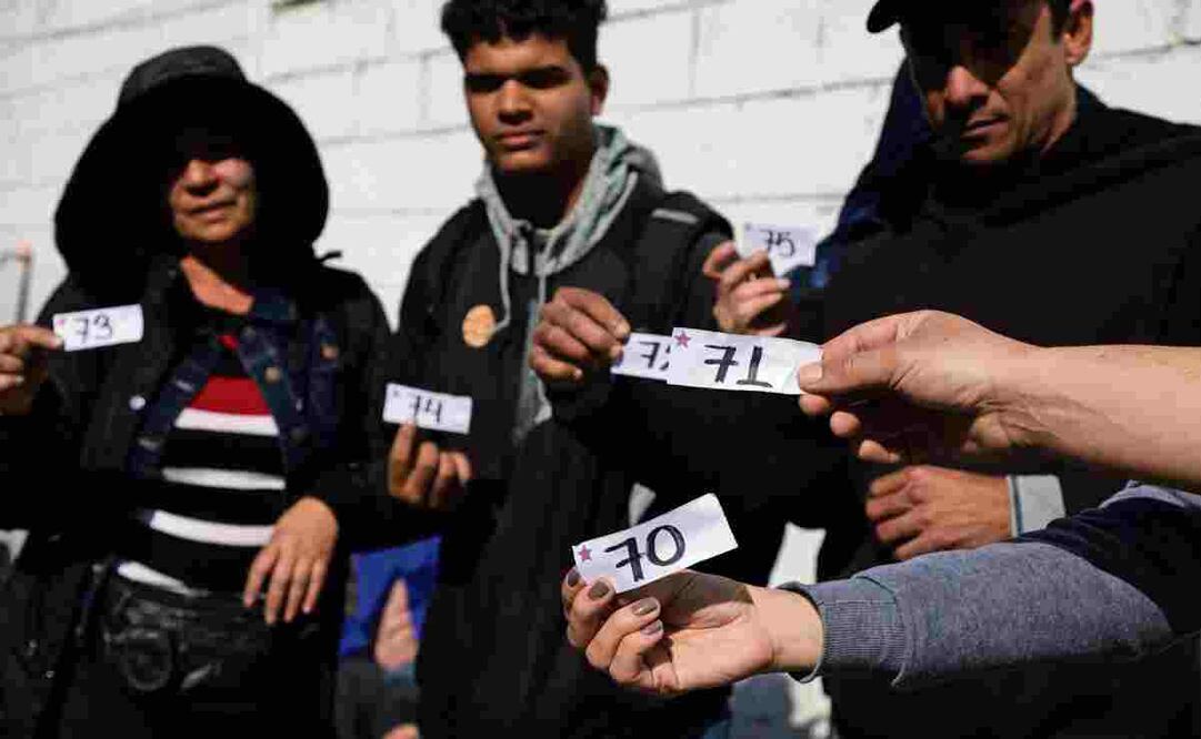 Migrantes muestran su turno para ser atendidos en las oficinas de la Comar en Naucalpan. (29/01/2025) Foto: Carlos Mejía | El Universal