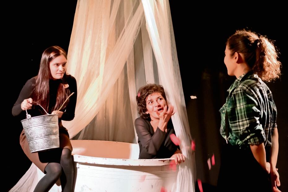 La dramaturga Giannina Ferreyro, en una escena de su obra Sangre y Madre.
