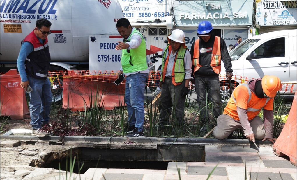 Trabajadores retiran el adoquín del camellón de avenida Talismán, en Gustavo A. Madero, el 26 de agosto de 2025, para iniciar los trabajos de reparación de un socavón en el que el sábado pasado cayó una señora. Foto: Carlos Mejía /EL UNIVERSAL