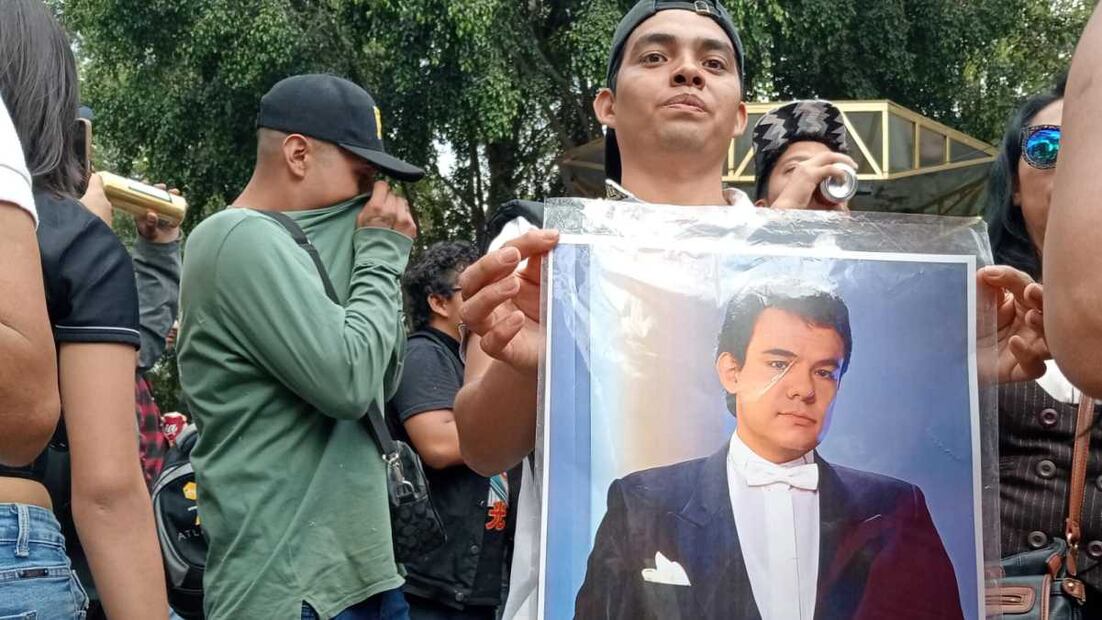 Homenaje al cantante José José en su monumento en el parque de la China de la colonia claveria. Foto: Pedro Villa y Caña / EL UNIVERSAL