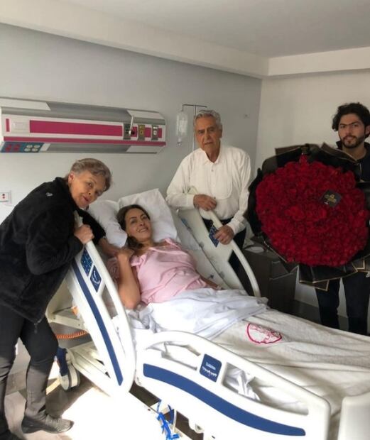 Verónica del Castillo muestra tumor benigno que le extirparon del ovario