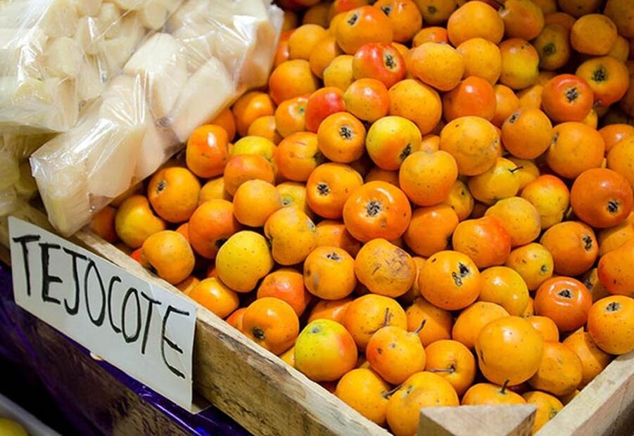 El tejocote es un fruto dulce y ligeramente ácido, así que es perfecto para hacer postres. Foto: Pixabay