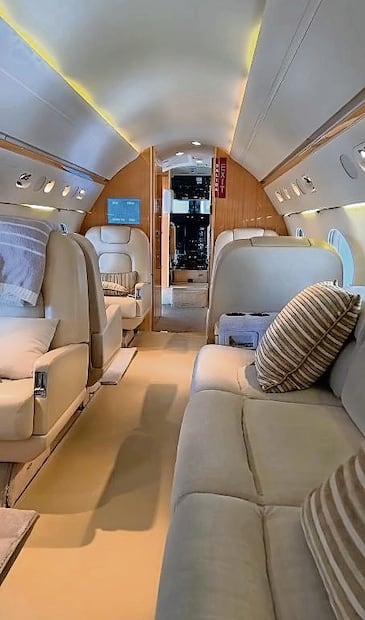 El jet cuenta con asientos reclinables de piel y mesas abatibles para un viaje cómodo y lujoso. Foto: Especial
