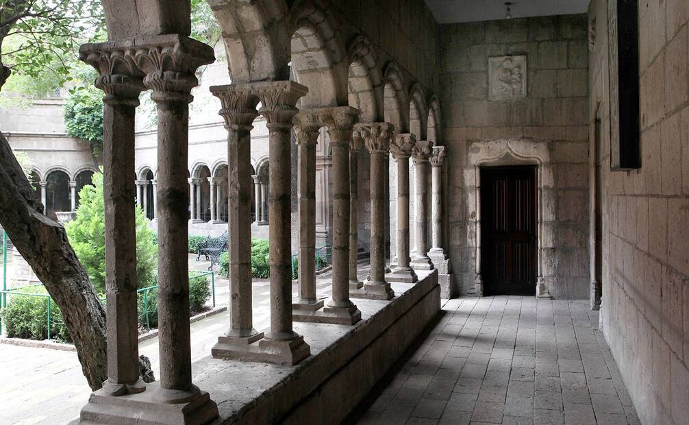 Vista del jardín del Instituto Cultural Helénico desde la fachada de la capilla gótica. Este ángu-lo permite apreciar el conjunto de capilla y claustro de extremo a extremo. Foto: Adrian Her-nandez/EL UNIVERSAL.