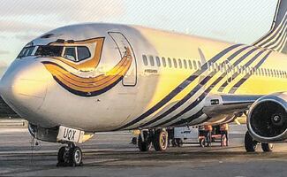 Aeropuertos de Washington D.C. frenan vuelos temporalmente; investigan fuerte olor en centro de control aéreo