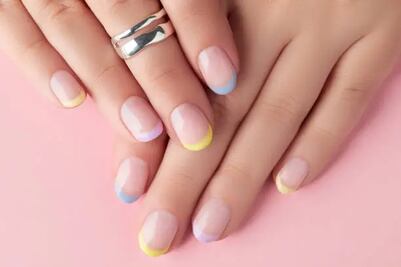 5 diseños de uñas en tonos pastel para primavera 2026