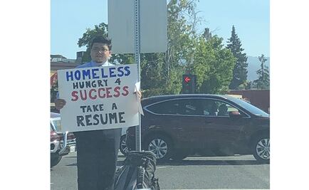 Joven sin hogar se cansa de pedir limosna, reparte su CV en la calle y recibe cientos de ofertas