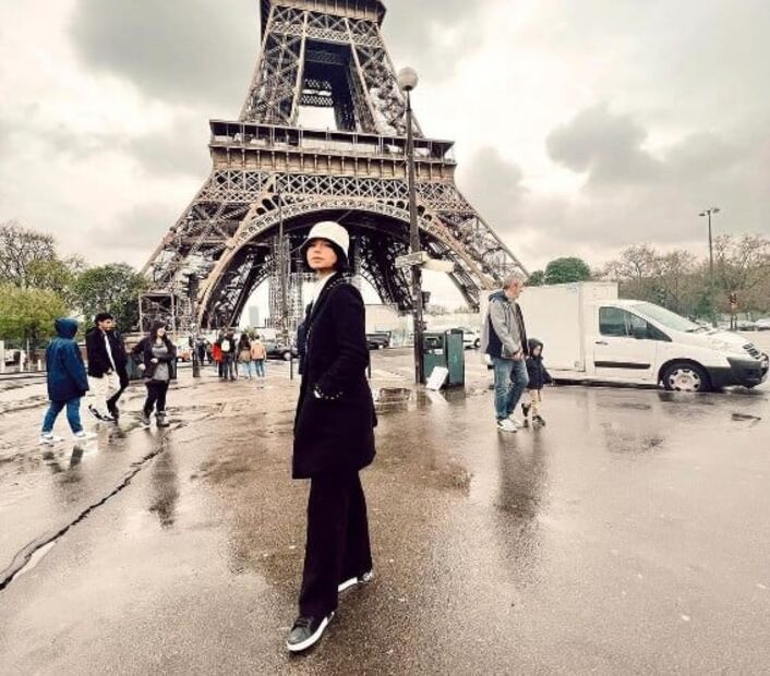 Ángela Aguilar arma 2 looks en París con las mismas prendas