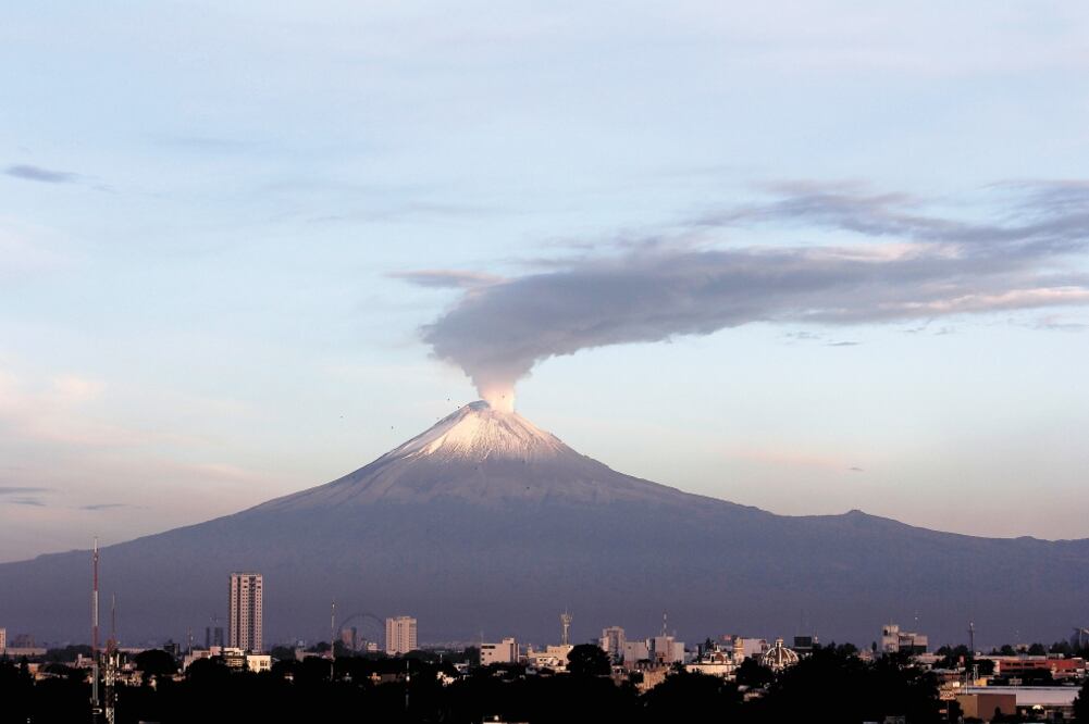 La alcaldesa Rocío Solís dice que por falta de recursos no se construirán caminos para salir en caso de una explosión del Popocatépetl. Foto: ARCHIVO EL UNIVERSAL