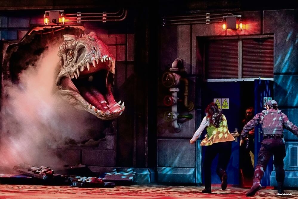Algunos de los dinosaurios miden hasta 12 metros de altura y requieren de tres actores para moverlos, otros se manejan vía control remoto. Foto: de Ocesa