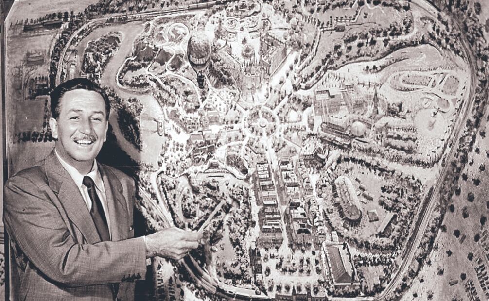 Así lucía el castillo en los años de su apertura. 
 Esta es la invitación a la inauguración del parque. Fotos: de Disney