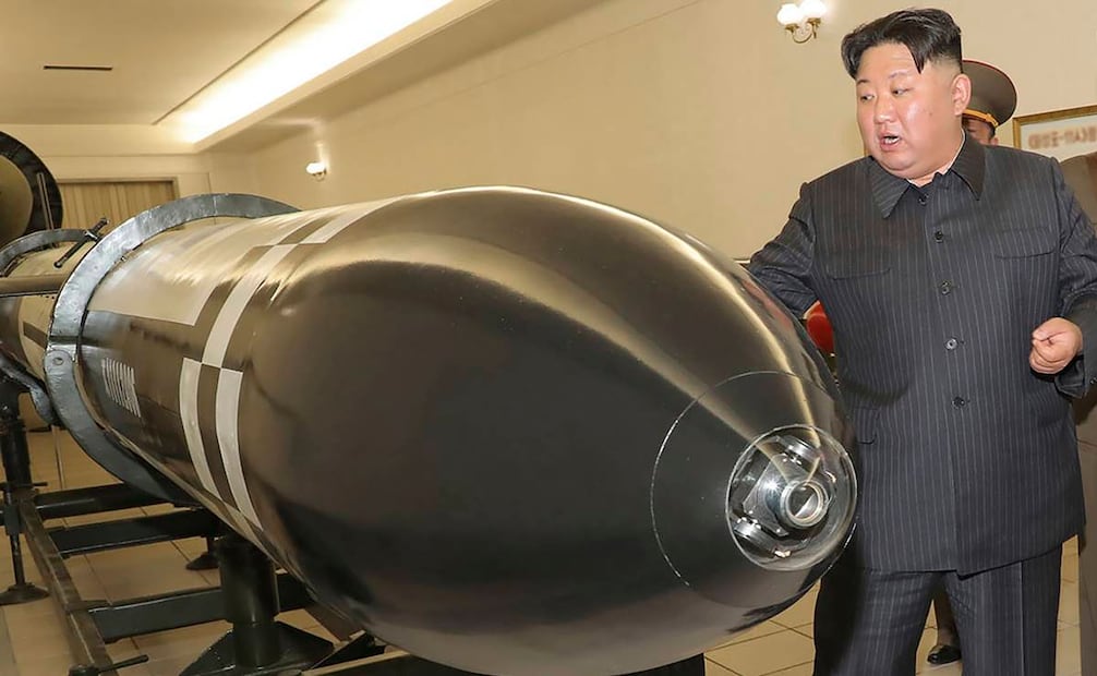 En esta imagen difundida el martes 28 de marzo de 2023 por el gobierno norcoreano, el mandatario de Corea del Norte Kim Jong Un visita una sala en la que se exhiben lo que parecen ser varios tipos de ojivas diseñadas para ser instaladas en misiles o lanzacohetes, el lunes 27 de marzo de 2023, en una ubicación no revelada de Corea del Norte. Foto: Agencia Central de Noticias de Corea/Korea News Service vía AP