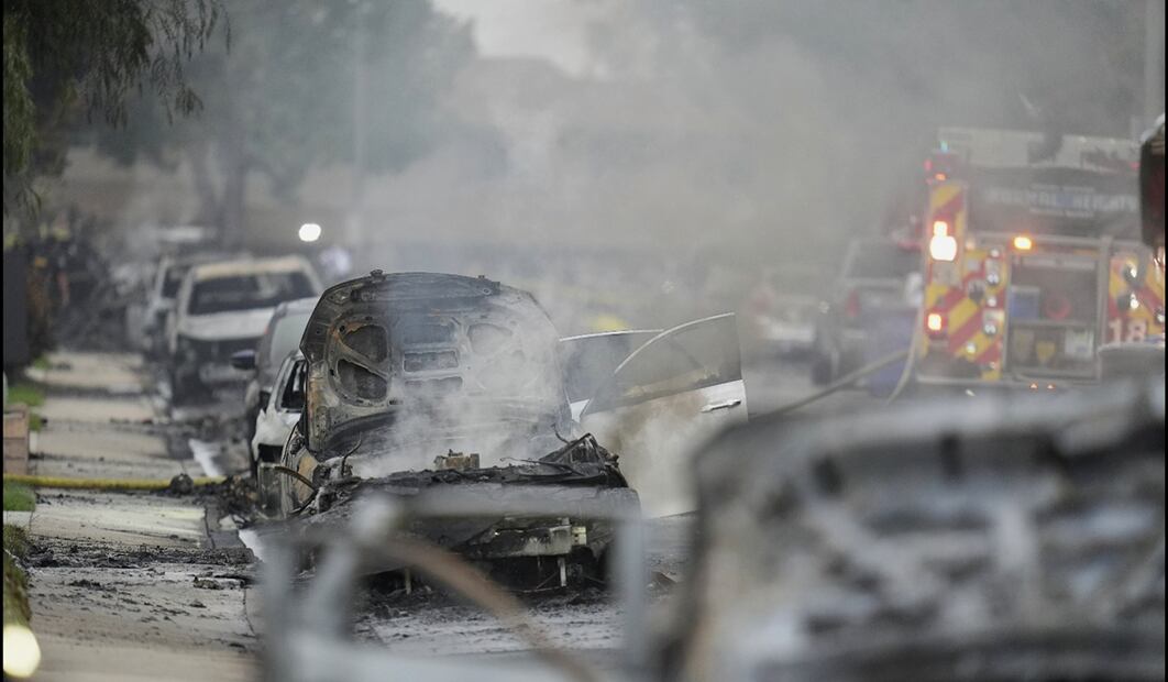 Una avioneta se estrelló en una calle residencial de San Diego, California, el 22 de mayo de 2025. Foto: AP