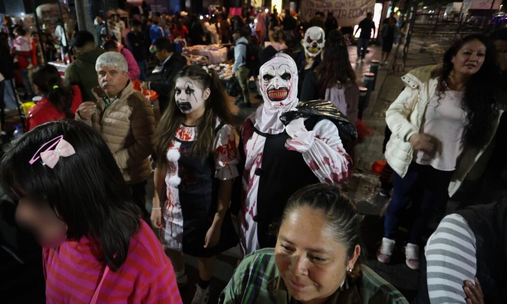 Posan frente a las cámaras, se ríen y piden dulces.
Foto: Luis Camacho (31/10/25)