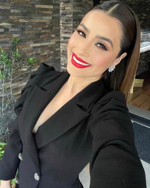 Cynthia Rodríguez derrocha estilo en traje color violeta