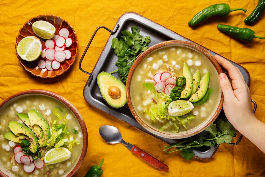 No recalientes el pozole hasta hervirlo para no secar la carne ni perder el sabor del caldo. Foto: Freepik