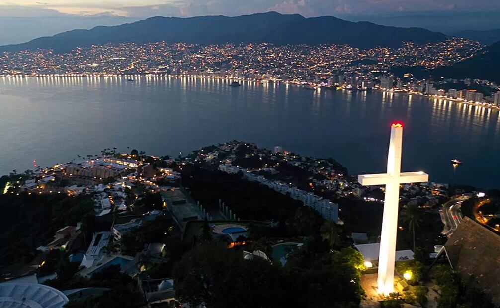Vista nocturna de la cruz monumental de la Capilla Ecuménica de la Paz, su iluminación la hacen visible desde muchos puntos de la bahía de Acapulco. Foto: Acapulco.pro/ Especial.