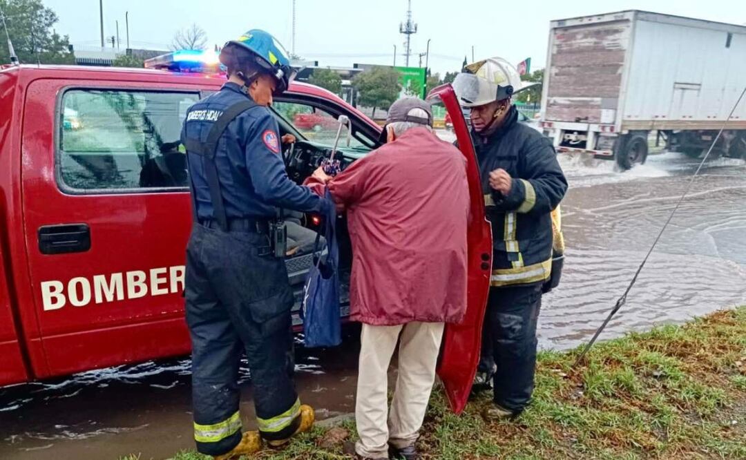 Elementos de bomberos auxilian a peatones ante las fuertes lluvias en Hidalgo (27/05/2025). Foto: Especial