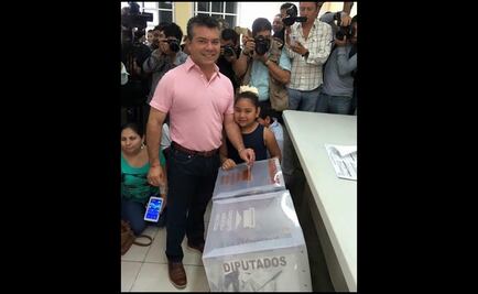 Mauricio Góngora emite su voto; confía en lograr triunfo