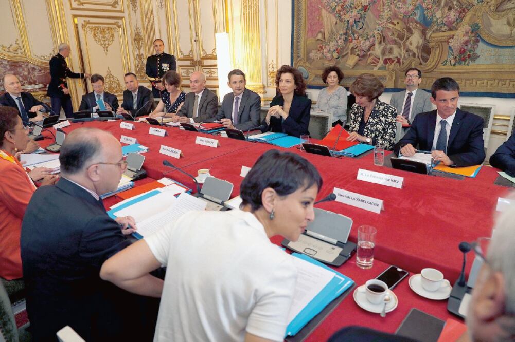 Los integrantes del gobierno francés, durante una reunión, el lunes, en París, para hablar de la lucha antiterrorista y la radicalización (PHILIPPE WOJAZER. REUTERS)