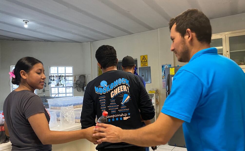 Trabajadores de una maquiladora homenajean a padres migrantes sin hogar en Reynosa, Tamaulipas. Foto: Sandra Tovar