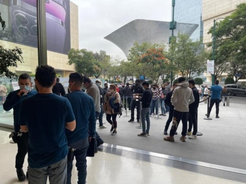 Yina Martínez; primera mexicana en adquirir el iPhone 14