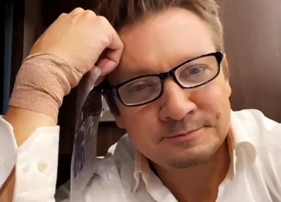 El actor de 52 años ha comenzado a dar un giro en su carrera, alejándose de los proyectos de Holywood e interesándose en causas sociales y actividades que lo lleven a hacer una catarsis. 
Foto: Instagram, vía @jeremyrenner