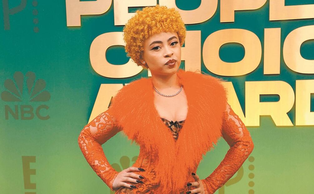 Ice Spice, quien optó por el color rojo, ganó a Artista nuevo del año. Foto: AP y AFP