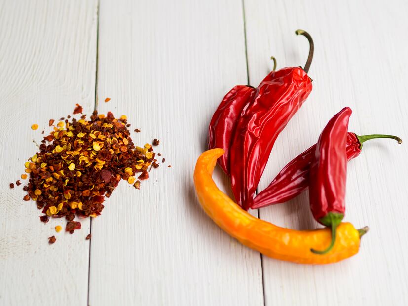 Los chiles de árbol secos aportan el picor característico a la salsa macha, base esencial de esta receta tradicional. Foto: Freepik