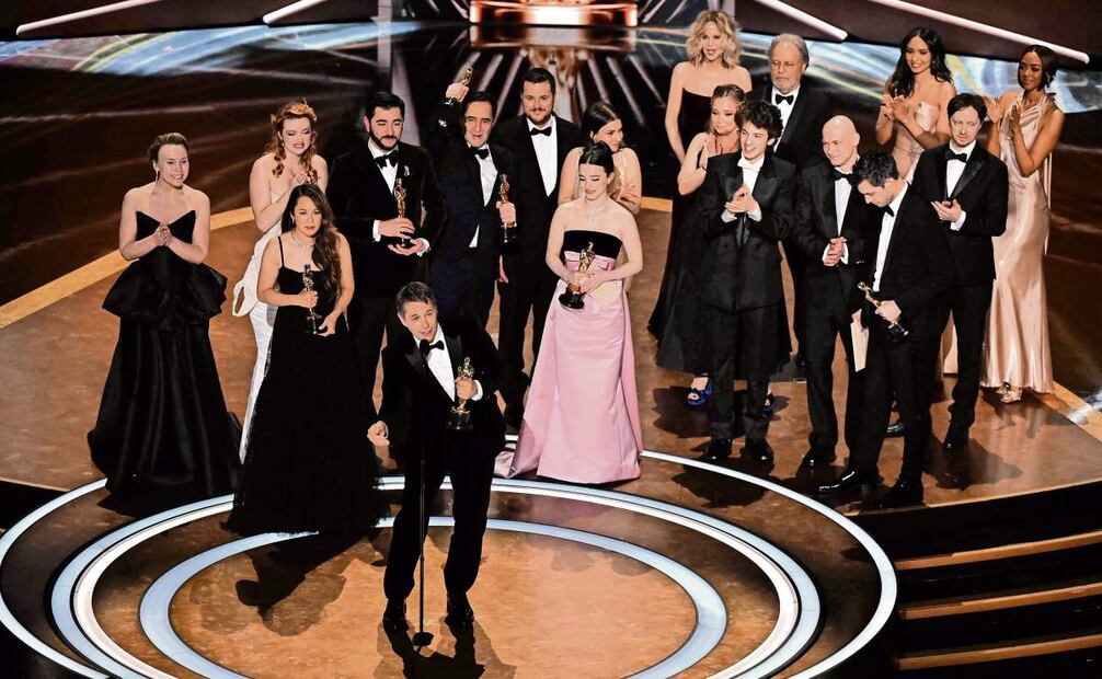 El talento de An o r a subió a recoger el premio a Mejor película, al que sumaron otros cuatro más durante la noche de ayer, con la que la película corona la temporada de triunfos que arrancó desde su presentación en el Festival de Cannes; el filme trata sobre una estríper americana que se casa con el hijo de un oligarca ruso. (03/03/2025) Foto: AFP
