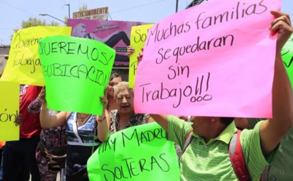 Ambulantes bloquean Eje 1 Norte por "limpia" de puestos