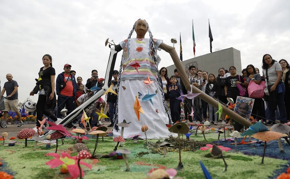 Aspectos de las megaofrendas de la UNAM que fueron instaladas en la puerta B del Estadio Olímpico Universitario. Foto: Fernanda Rojas/EL UNIVERSAL