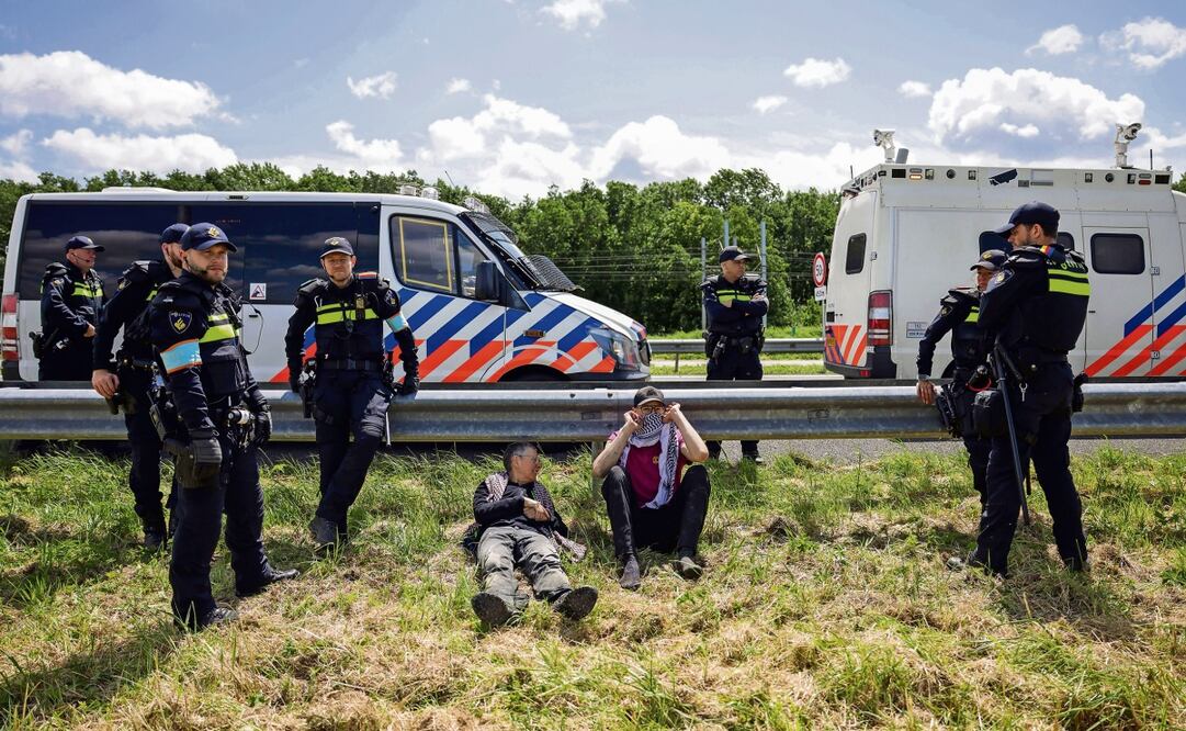 Policías rodean a manifestantes del grupo Extinction Rebellion, durante una protesta en Abbenes, Países Bajos, en vísperas de la cumbre de la OTAN. Foto: EFE