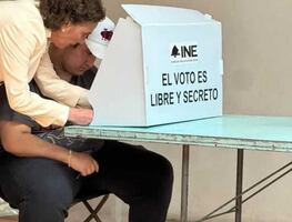 Jesús Ernesto, hijo menor de AMLO, emite su primer voto en la elección judicial; Beatriz Gutiérrez Müller lo orienta